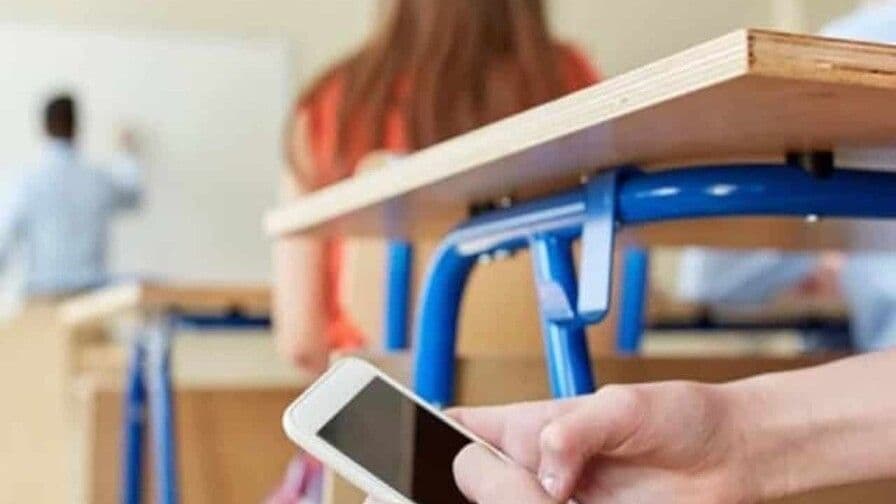 Resultados PISA 2025 revelan impacto negativo del tiempo en pantalla en el aprendizaje