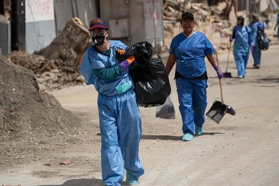 Venezolanos limpian calles de La Guaira tras terremotos para reducir contaminación