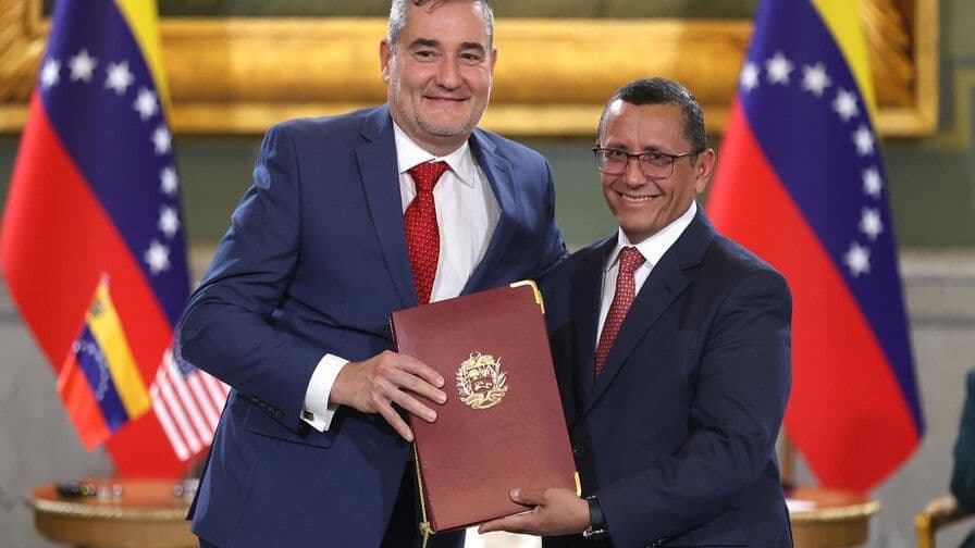 Venezuela firma acuerdos petroleros con Chevron y Eni