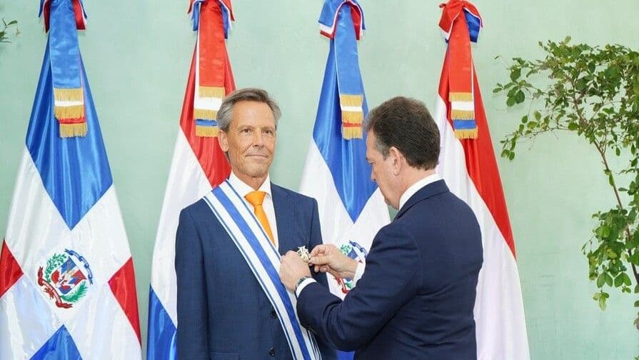 Víctor Bisonó condecora al embajador de Países Bajos en República Dominicana