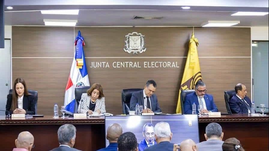 JCE suspende evaluación de textos contra reglamento de encuestadoras