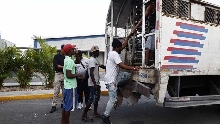Denuncian cobros indebidos por parte de agentes migratorios en Santo Domingo