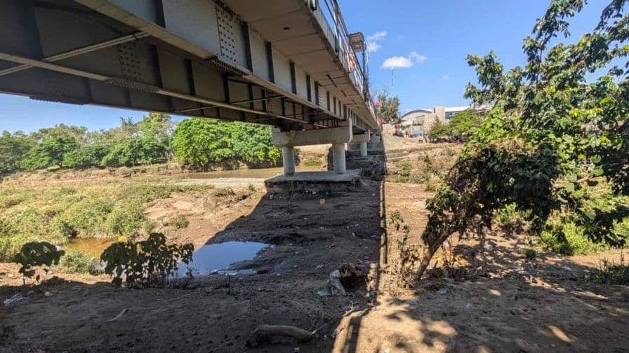 Alcalde de Dajabón advierte sobre el peligro de colapso del puente fronterizo