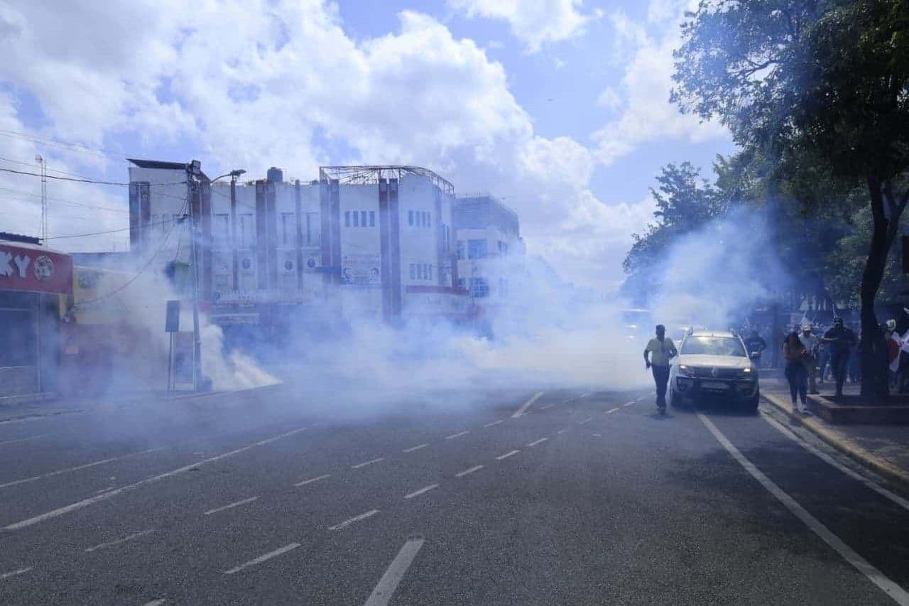 Policías dispersan a bombazos protesta de agrónomos