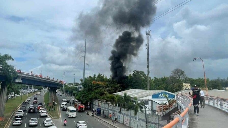 Incendio en solar vacío en la avenida John F. Kennedy moviliza a bomberos
