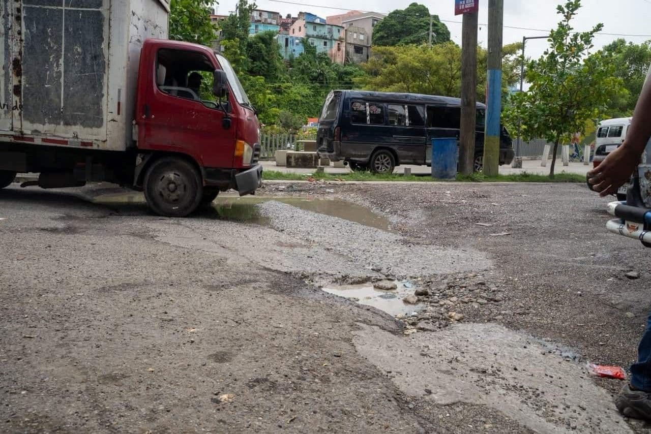 Mal estado de las vías afecta el tránsito en Santo Domingo