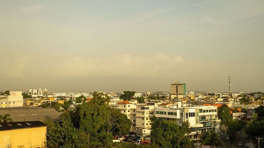 Polvo del Sahara y calor intenso marcarán el clima dominical en República Dominicana
