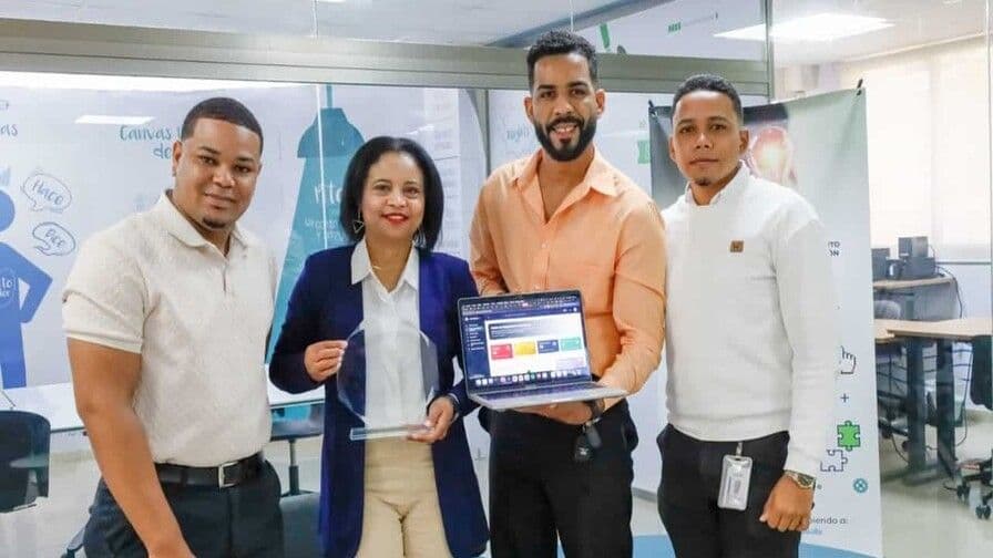 Estudiantes de UAPA desarrollan plataforma para combatir la deserción escolar