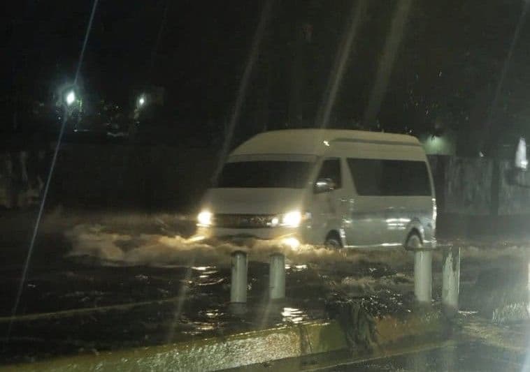 Inundaciones urbanas afectan el tránsito en Santo Domingo